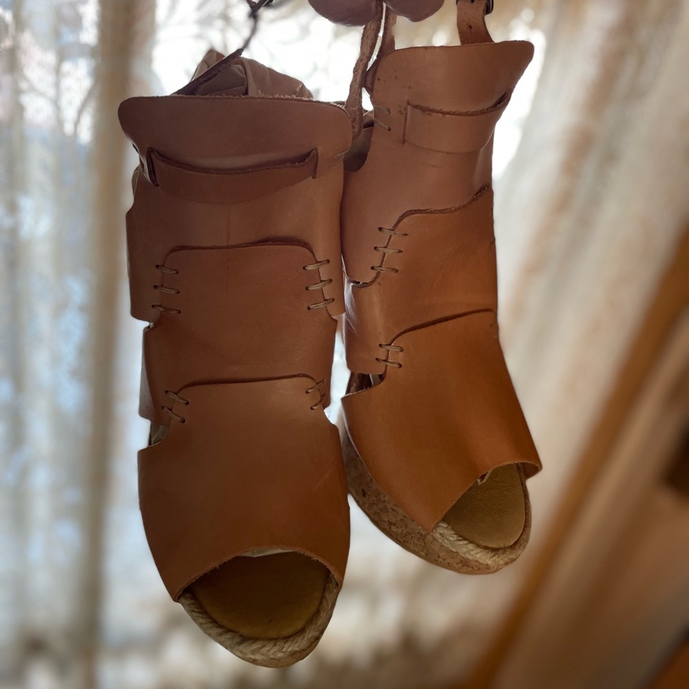 Free people Tan leather Wedge Sandals
Size 41- fits like a 39
Mint 
never worn